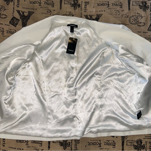 Torrid NWT! Ivory Georgt Cloud Dancer Cardigan Crepe Sleeve Blazer Size 2 - Picture 7 of 14